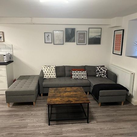 Beautiful Basement Apartment Маргит Экстерьер фото