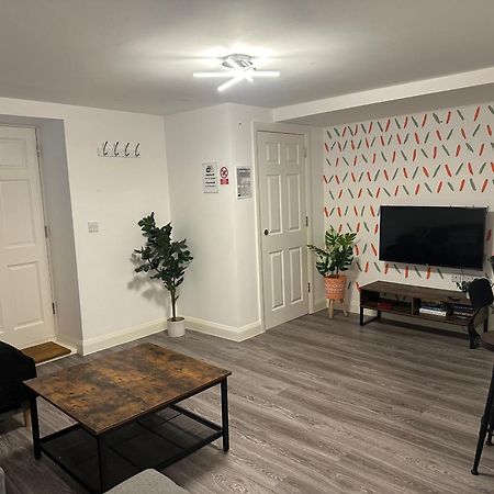 Beautiful Basement Apartment Маргит Экстерьер фото