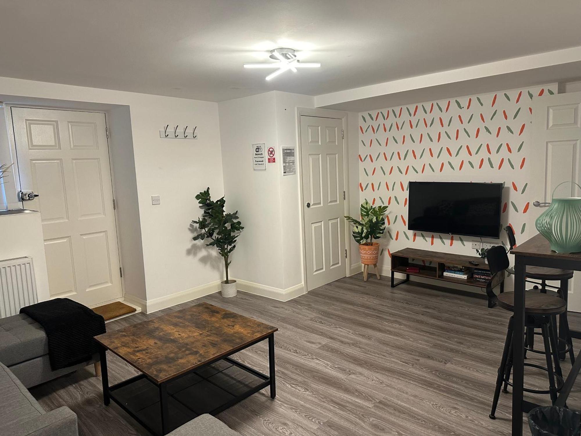 Beautiful Basement Apartment Маргит Экстерьер фото