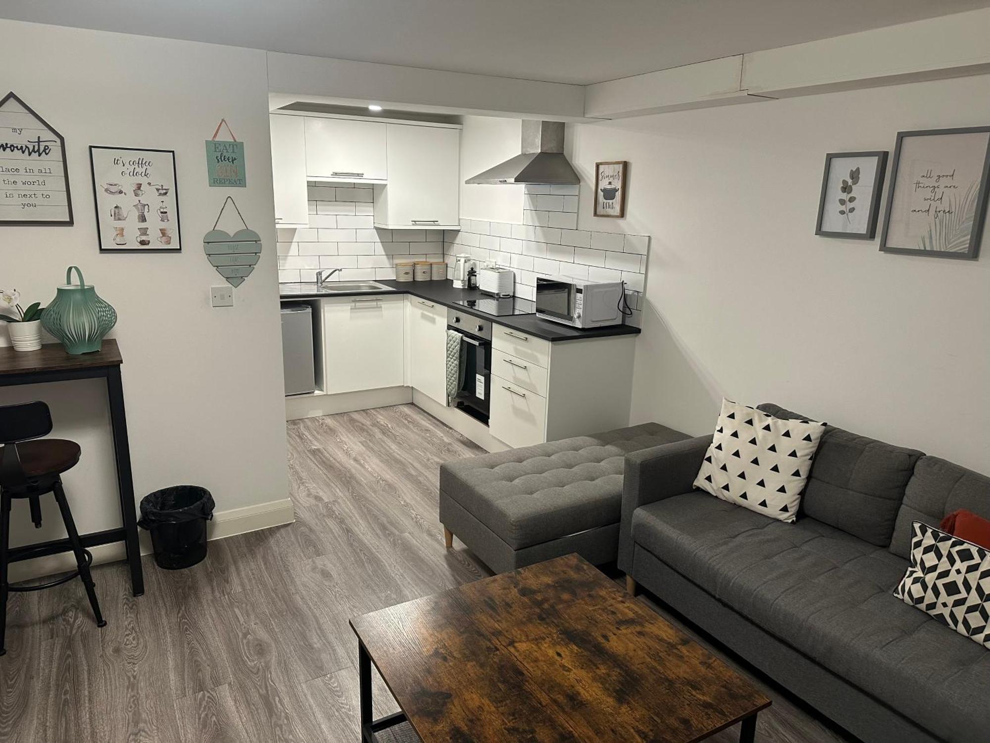 Beautiful Basement Apartment Маргит Экстерьер фото